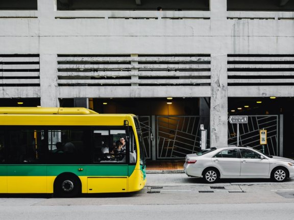特斯拉交了车，拼多多也不算赢